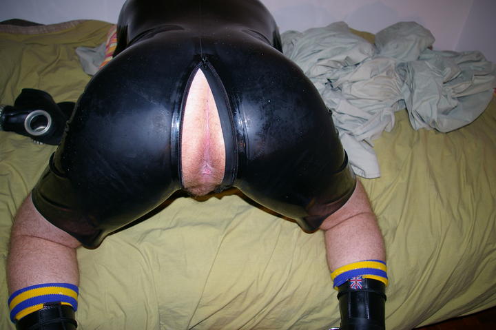 My cummy hole in rubber