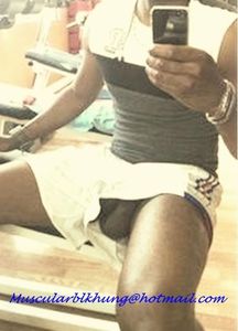 !msclrbhng freeballing in shorts @ the gym