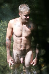 Justin Bieber full frontal 1.jpg