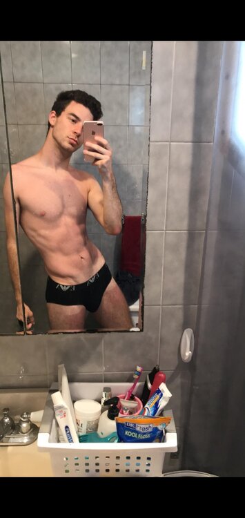 Screenshot_20201128-193553_Grindr.thumb.jpg.1842b5f0a52e545ddbd57df036964857.jpg