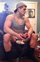 bro .. lemme suck you while you game!
