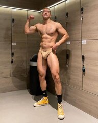 that's a nice color on him .. ;-)