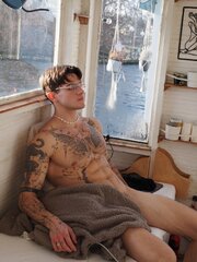 i wanna lick and suck all those tats!